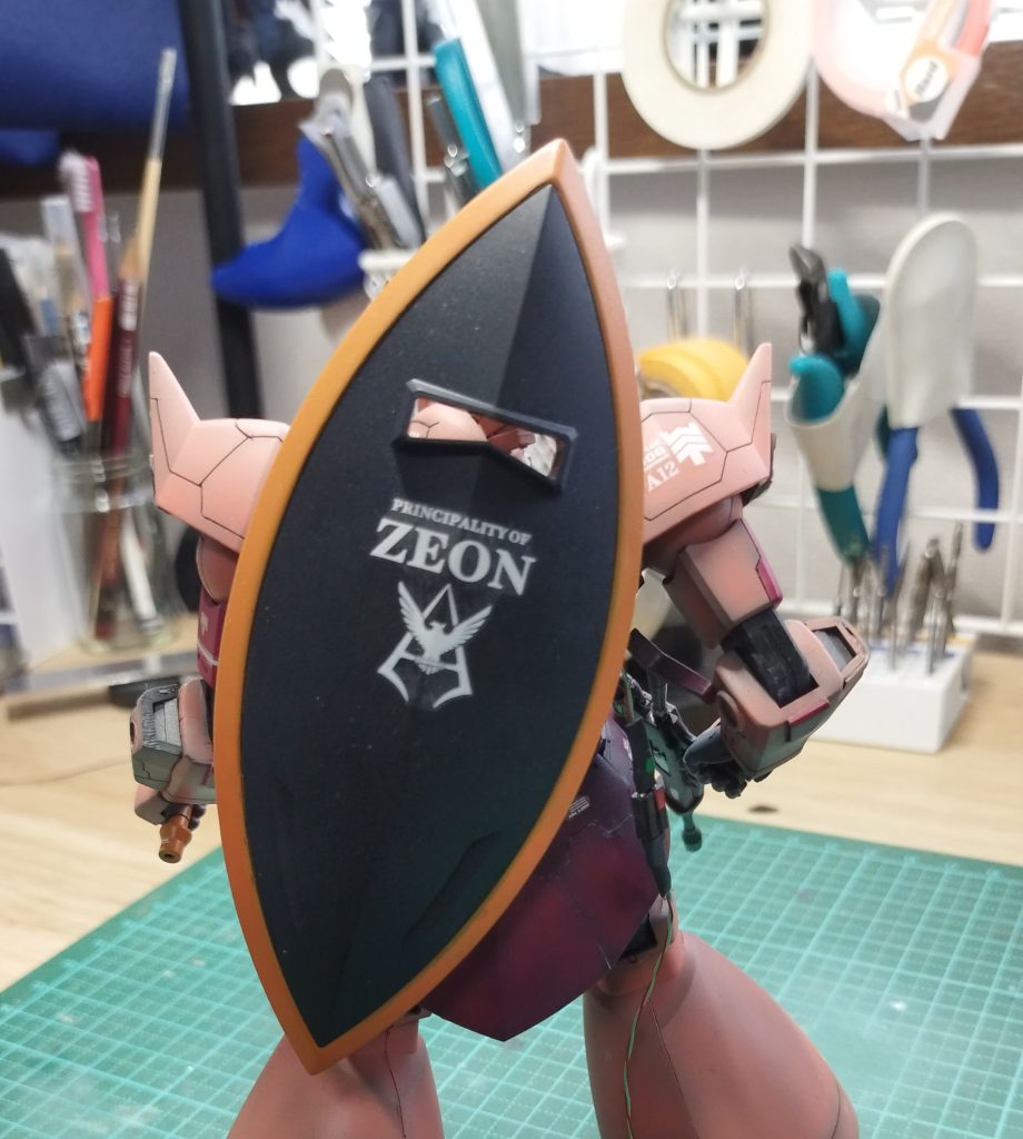 シールドはデカール貼り付けのみで済ましてます。シールドの内側は緑、黄色のチップでそれぽっく装飾してます。