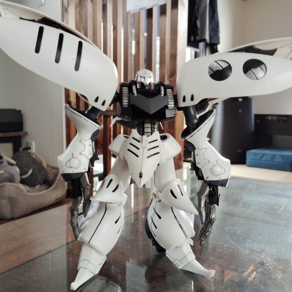 閲覧ありがとうございます！今回のお題はMG キュベレイダムドです！ カッコいいですしかし、数年前に私が素組+墨入れで作ったのですが、関節がプラプラになり、上半身が重いだけに、画像のように立たせるだけでもだいぶ苦労しましたさて、今回は久々のMGなのですが、いつものように気の向くままに作っていこうと思いますが、直立だけはできるようにしたいですはて？こんなに大きいの飾るトコあるのか？今日はここまでです（1枚目）