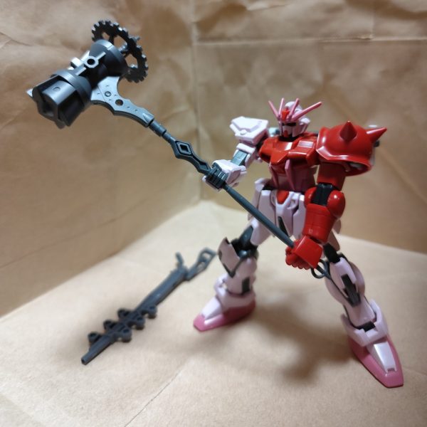 違う違う、そのハンマーじゃ、そのハンマーじゃなーい赤いガンダム。
