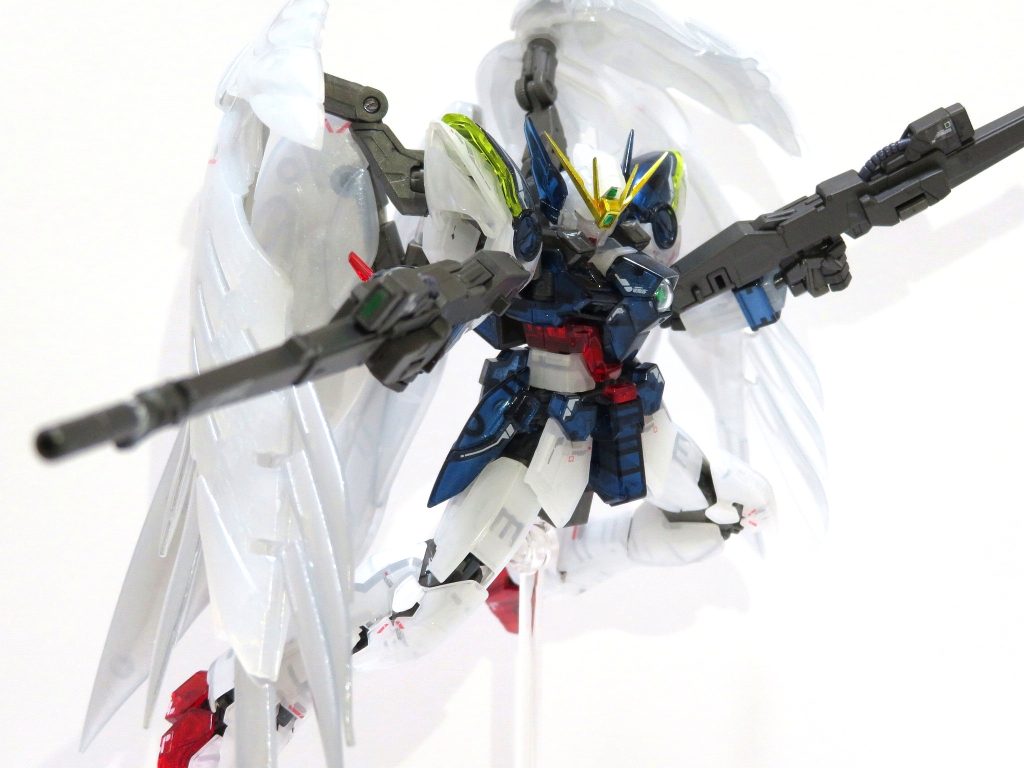 クリアカラー仕様のキットは特に白いパーツが安っぽく見えてしまいがちですが、裏塗装してやればそんなことも無くなるのでオススメです。