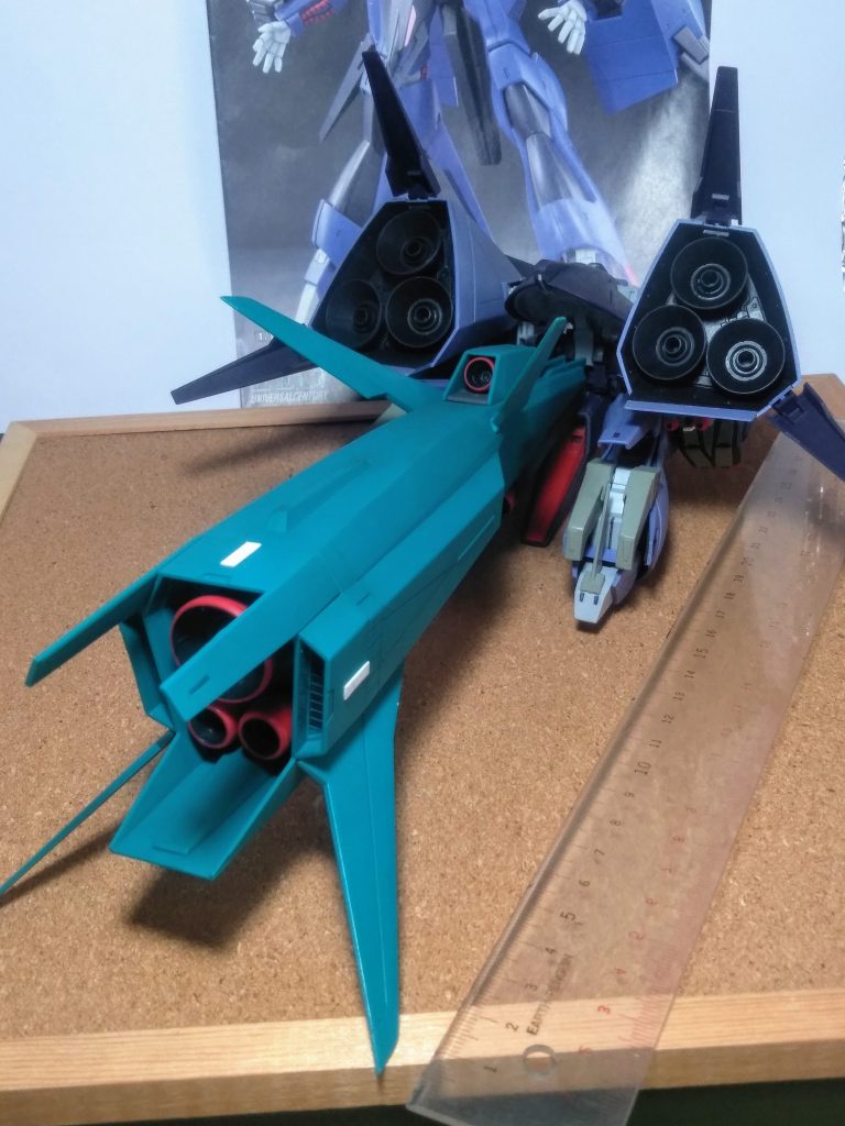 開幕早々ですが 😁蛇足作業🐍👣で『長モノ装備布教活動』を実行です 😤💨💨『ジュピトリス』から『エゥーゴのジャブロー降下宙域』までは距離がアルと考えます 🧐💭なので『HGUC 42 ギャプラン( 2003年11月発売)』に付属の『ギャプラン専用ブースター』をクっ付けて、航続距離を稼ごうってスンポウです 😜だが!問題が!😖全長およそ330mm 😳‼️画角に入れるのに一苦労と為ったのでした (;´Д`)ハァハァ