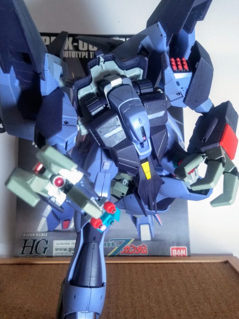 「「「モビルアーマーは力こそ絶対!指なんて飾りですヨっ‼️」」」と、いう信念(UP主基準)の元❗既属のハンドパーツはおっぽいといて(-.-)ノ⌒-ビーム砲 × 2 門(赤いヤツ)マシンキャノン × 1 門(緑のモノ)で!イッテみます 😆さぁ‼️「DSO BLKプロジェクト」を発動だッ 😚⤴️⤴️『メッサーラ』の素の武装は大味なのが多いので、使い勝手が良さそうなモノを蛇足🐍👣しときます 😅