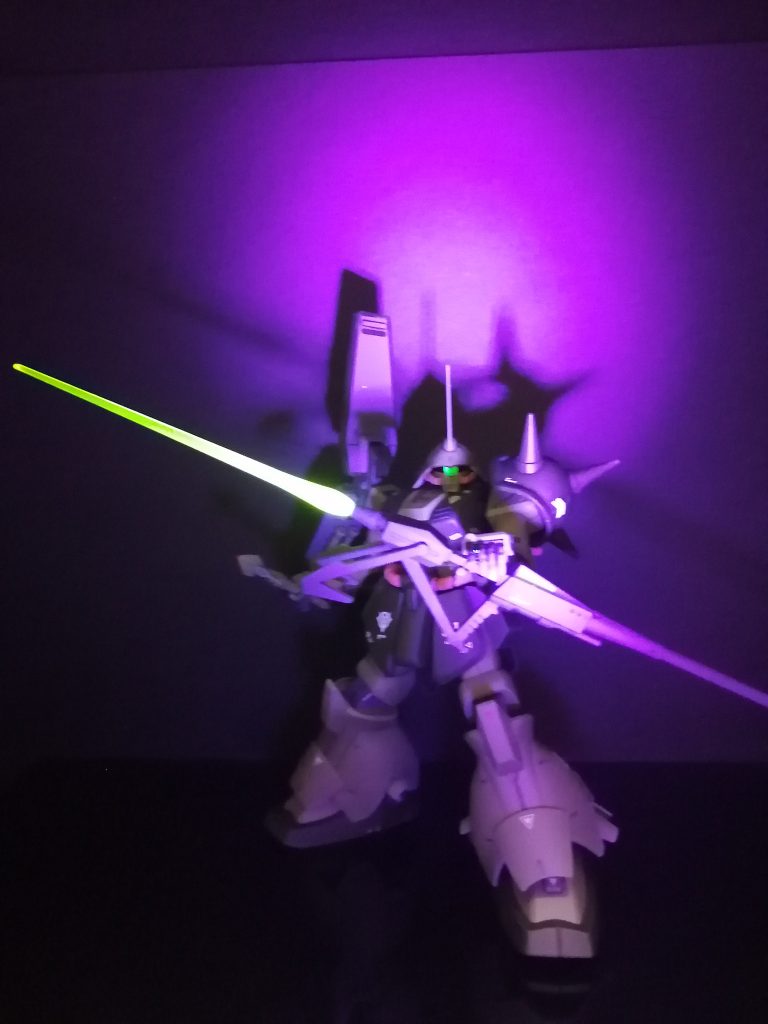 モノアイ・ビームサーベル・バックパックセンサーはUVライトで発光します。余談ですが、今回、最後の仕上げのつや消しトップコートをしたときに、湿度が高かったため、白くくもってしまいました😭初心者みたいな失敗をしてしまいました。くもってしまったところは、全てレベリングうすめ液で拭き取り、もう一度トップコートをかけました。疲れた😅家の外で塗装をしているので、晴れていても湿度をしっかりチェックしていきたいと思います。最後まで見ていただき、ありがとうございます😸