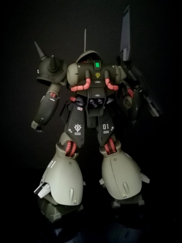 今回の改修ポイントは、モノアイにHアイズ使用・バーニアのガンメタル塗装・ジオン系のデカール使用です。モノアイはグリーンのHアイズを使用しました。バーニアは成形色が緑色なので、グレーの下地を塗装してから、ガンメタルを塗装しました。ジオン残党軍が使用するということで、ジオン系のデカールを多く貼りました。