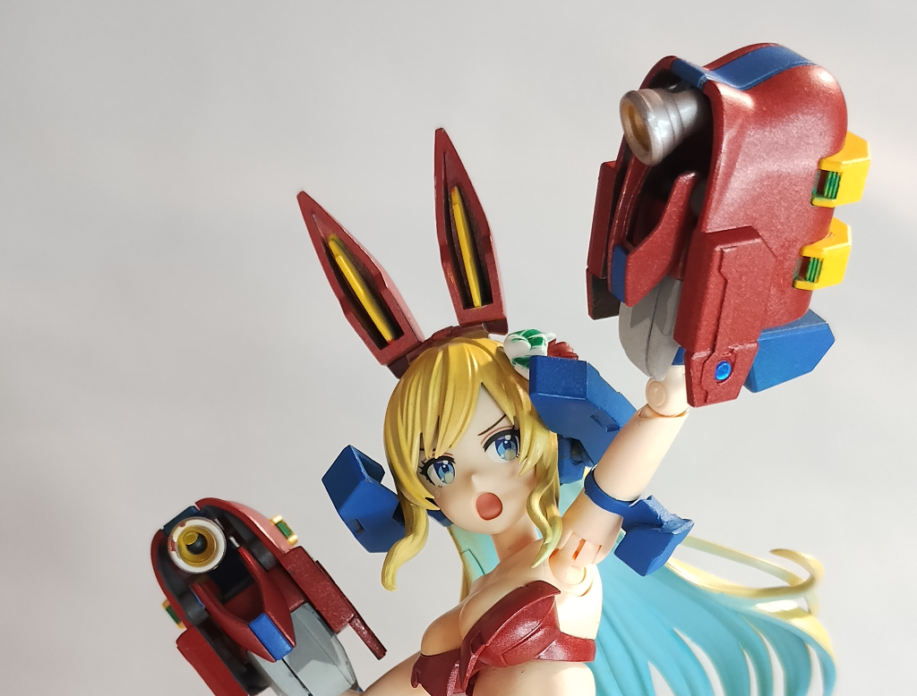 ガンダムマックスターらしさはぞんぶんに出ていると思いますが、いかがでしょう？？？ナックルガードでのパンチも、肩アーマーを拳につけてのパンチも、どちらもPerfect!に決まります！美プラは顔が命な部分があると思っていますが、ガンダムマックスターのフェイスガード（＆ヘルメット）をそのまま再現しちゃうと、お顔隠れちゃう…ということで、フェイスガードは特徴だけ残してアレンジに逃げました。でも、この方が顔が見えてよい感じ！……ランジェリーフットボールモチーフで作っておいてなんですが、GUNSTAさん肌色要素強めだと作品削除されるという話を聞いたことがありまして…（SNSの性格上やむないことだと思います）というわけで、おなか丸出しの画像は、ちょっとカットして紹介させてください。ガッツリめにおなか出てる紹介画像は、僕のXからご覧いただければと存じます。ギガンティックマグナムを格納する、「西部劇の保安官」みたいなホルスターベルトを作ろうとしたんですが…腰回りと干渉しそうなのでやめました…今の僕の技量じゃこれが精いっぱい…！
