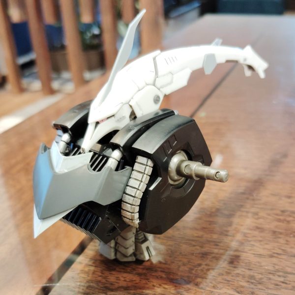 閲覧ありがとうございます！先日のキュベレイダムドの続きです！まずは頭部のディテールの彫り直しと追加を行ないましたそして、ブレードアンテナも付けてみました思ったよりアクセントになり、いいと思いますので、このまま採用としますこれ以降、上半身のディテール追加を進めていきます今日はここまでです（1枚目）