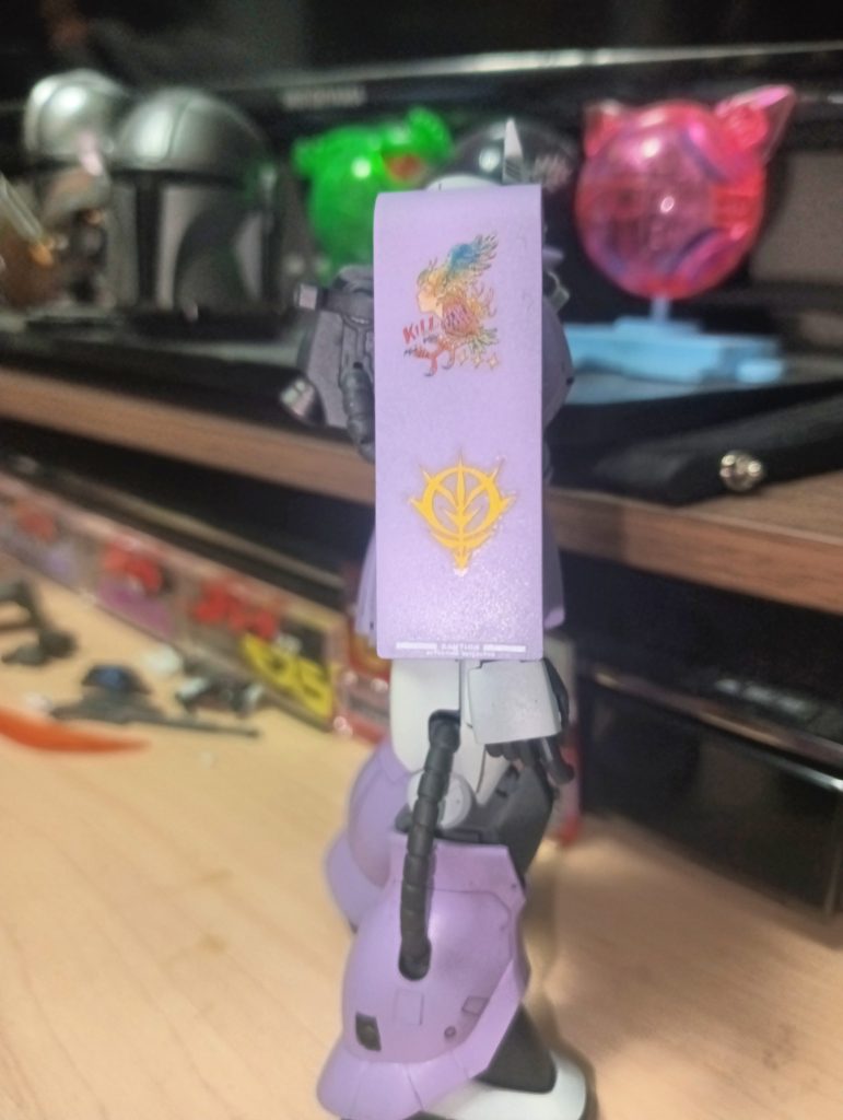 シールドに部隊のハーピーのマークMGの水転写デカールを流用