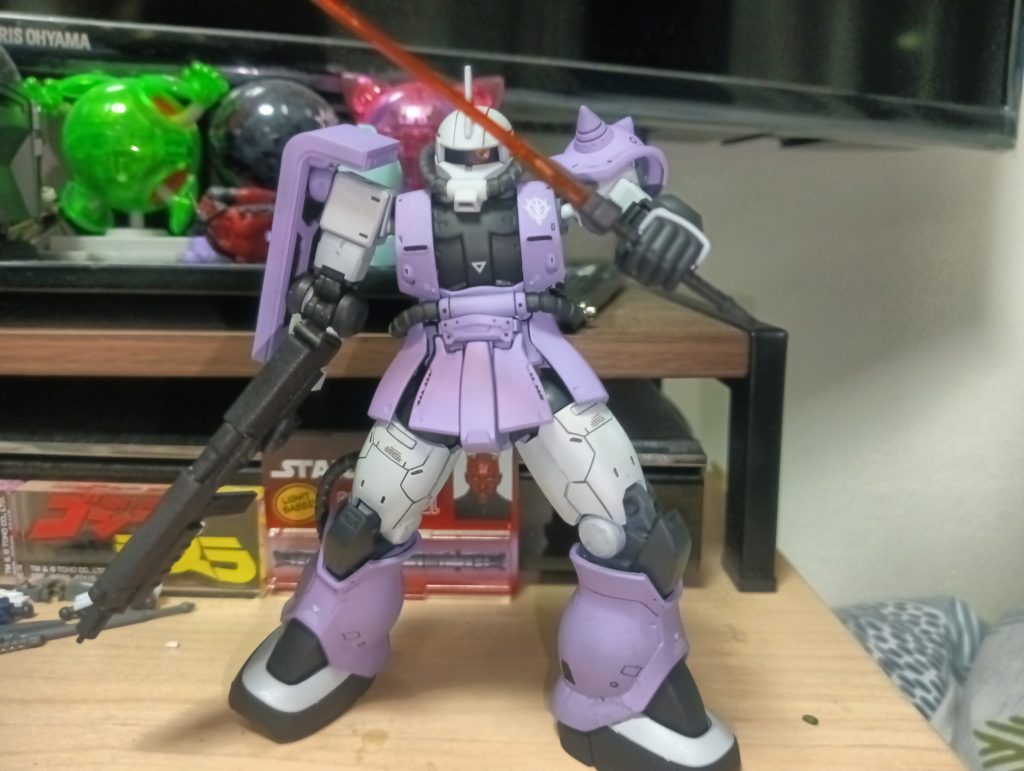 マシンガンはザクⅡ改、ヒートサーベルはグフのものを流用