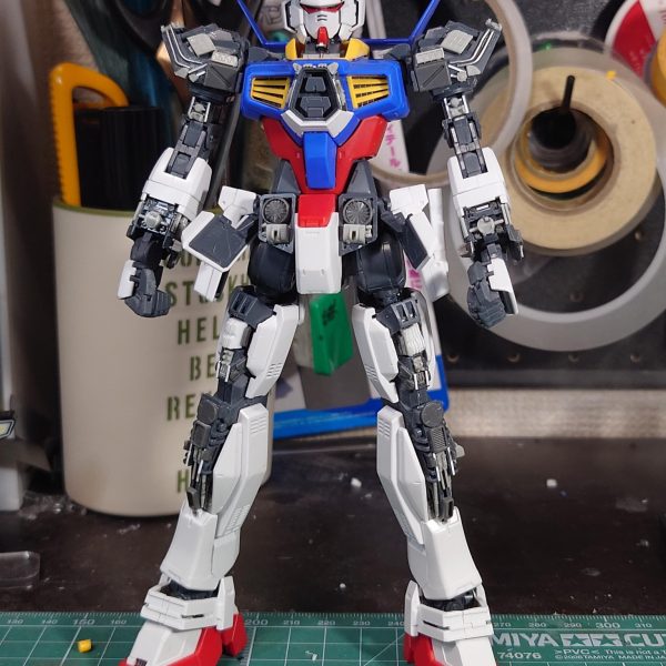 2025/6/2完成しました✨内部メカは・ウォーターラインシリーズの装備セット・コトブキヤのSMG・ホビージャパンのディテールパーツ・エバーグリーンプラ棒・0.5はんだなどを使用外装部裏はMSGとホビージャパンディテールパーツで装飾カラーリングはオラザク大賞取られたmatさんのカラーリングを参考にガルグレーで塗装ハッチ取り付けに1日費やすとは…戦艦パーツをシリンダーに見立てて瞬着やらセメントやらでペタペタ(途中接着甘くて外れてｷｰｰｰｰｰｰってなったのはガンスタ内だけの話で)ドライブラシとウェザリングマスターにスミ入れブラウンでサビ垂れしてトップコートで完成ベースはマスキングしてAGEシステムのマークをど真ん中に、スミ入れをガイアのエナメル蛍光グリーンでしたのでブラックライトで光ります。完成投稿また撮影してから〜ノシ（4枚目）