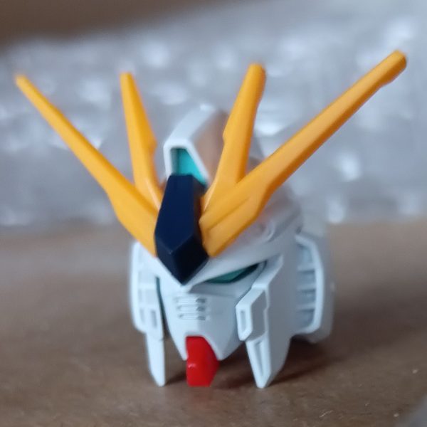 久しぶりのガンプラ作成。ジェスタやジムから作成したかったのですが、プラモデル店に行ったら何故かなく、久しぶりなのでEGνガンダムで。スミイレやバリ取りしながらなので、時間掛かってます。完成後、艶消し塗装もやる予定です。取り敢えず、頭部だけ。（1枚目）
