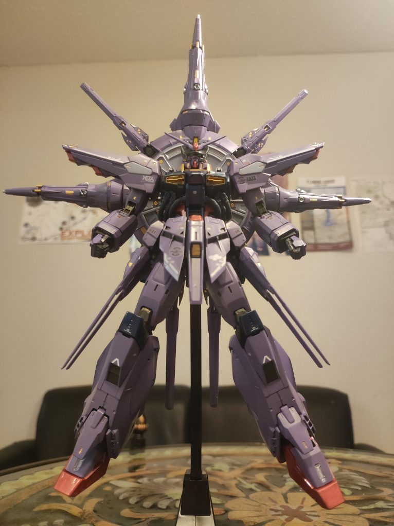 カラーリングは放送時の1/144無印の箱絵を参考にしました。調色は何度も失敗しました。模型店さんの意見を受けて水星の魔女 (個人的にはガンダム00後の作品は気に入らないので本編はまだ観ていません) 塗料XHUG10番Beguir-Pente Violetを使うことであの箱絵よりちょっと濃い色が出せました。本体は自立できますが、でかいバックパックによりいつか倒れるのはわからないので、アクションベースで飾るほうがいいと思います。