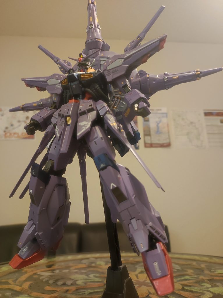 主力兵装のドラグーンシステムを構えるだけでもかっこいいです。その火力はフリーダムを凌駕すると思います。