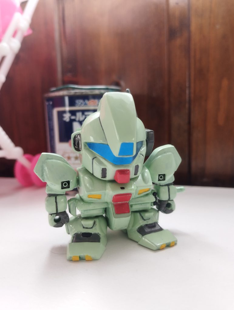 本体色は調色しました、センサーなどはシールを使用し赤いところはエナメル塗料ですそして武器は無くしてしまい塗ってないです