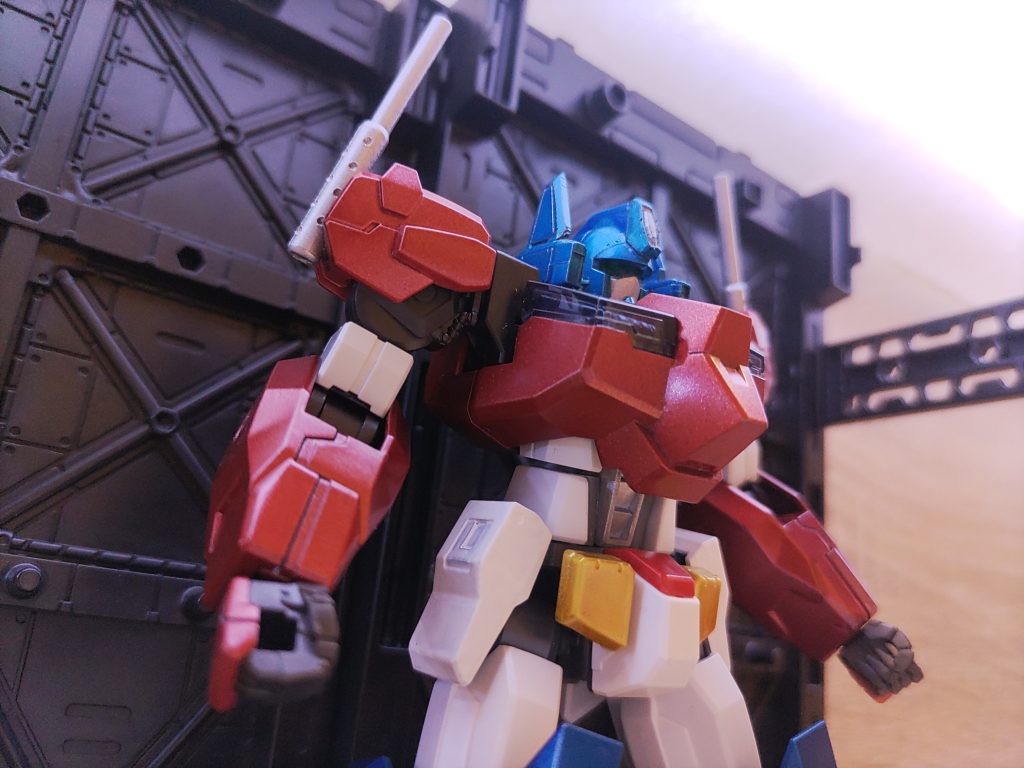 こだわりはオプティマスの特徴である額の形→Ｏガンダムのバックパックスラスターにレジンを流して成型腹のシルバー部分→スターバーニングの盾肩のマフラーパーツ→ランナーから