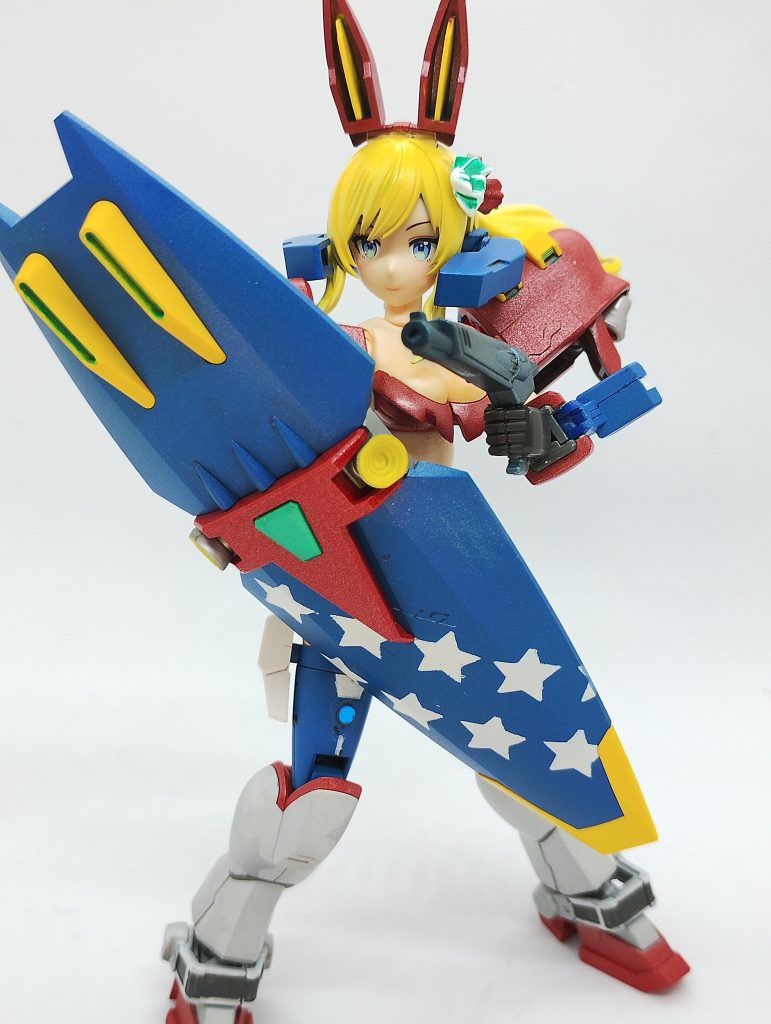 ノーマル形態。イメージとしては「ドがつくアメリカらしさ」。元々ガンダムマックスター自体、「ドがつく」レベルのアメリカ的要素がふんだんに盛り込まれていますが、それを踏襲…なおかつMS少女としての特徴をしっかり出したつもりです。具体的には…・全体通してみたとき「ランジェリーフットボール」をイメージするような、水着＋アメフト用具の組み合わせ。・星条旗をイメージしたシールド(サーフボード)、手足の塗装・USA耳うーん、完璧なアメリカ感……！！