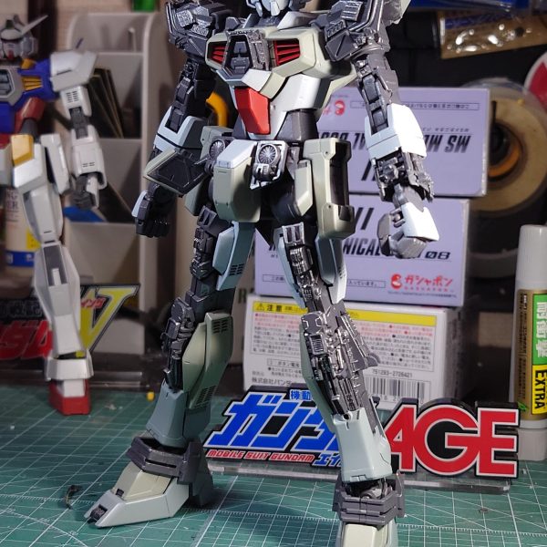 2025/6/2完成しました✨内部メカは・ウォーターラインシリーズの装備セット・コトブキヤのSMG・ホビージャパンのディテールパーツ・エバーグリーンプラ棒・0.5はんだなどを使用外装部裏はMSGとホビージャパンディテールパーツで装飾カラーリングはオラザク大賞取られたmatさんのカラーリングを参考にガルグレーで塗装ハッチ取り付けに1日費やすとは…戦艦パーツをシリンダーに見立てて瞬着やらセメントやらでペタペタ(途中接着甘くて外れてｷｰｰｰｰｰｰってなったのはガンスタ内だけの話で)ドライブラシとウェザリングマスターにスミ入れブラウンでサビ垂れしてトップコートで完成ベースはマスキングしてAGEシステムのマークをど真ん中に、スミ入れをガイアのエナメル蛍光グリーンでしたのでブラックライトで光ります。完成投稿また撮影してから〜ノシ（6枚目）