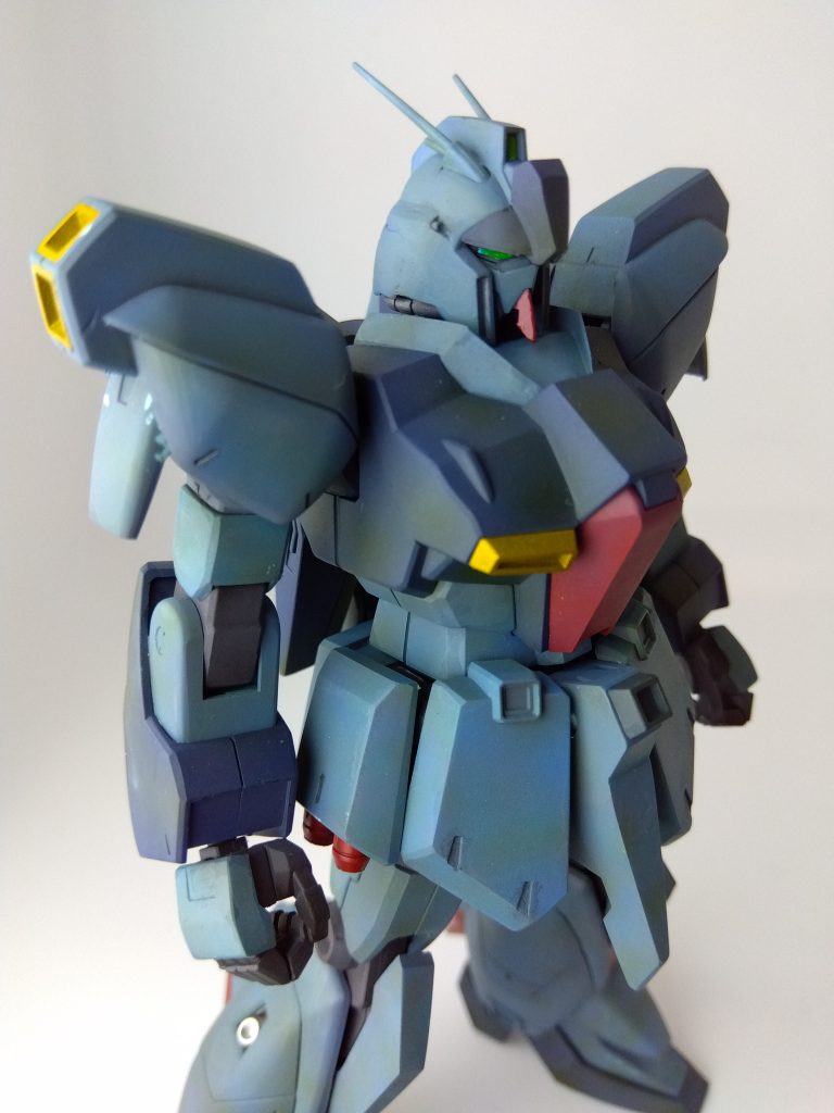 肩のサイドアーマー部分。後ハメ加工はしたのですが、取り付けの際に塗装面を削ってしまいました(zaku-kao9)