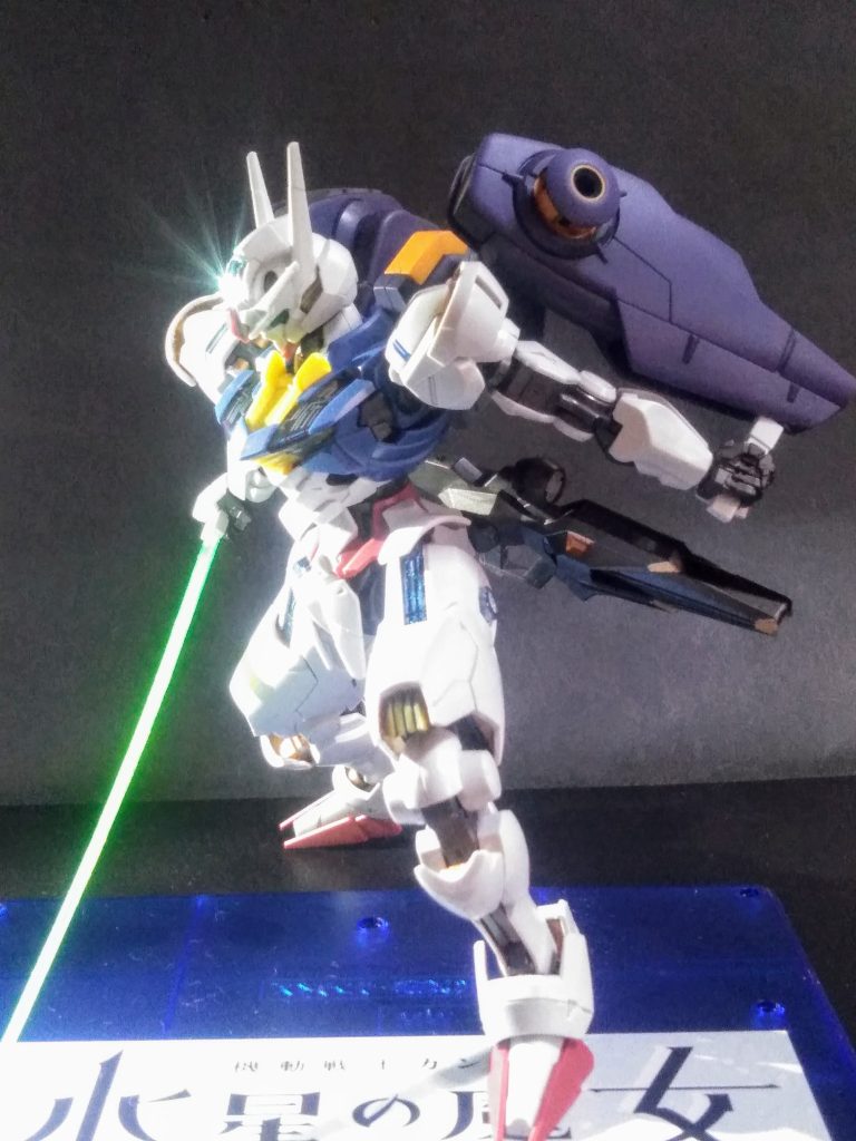 ハイ!毎度懲りずにサーベル抜刀‼️ 😁ヨシ!『フライトユニット』の此処にサーベルを差し込んでおけるのです 😃オモシロイ!!