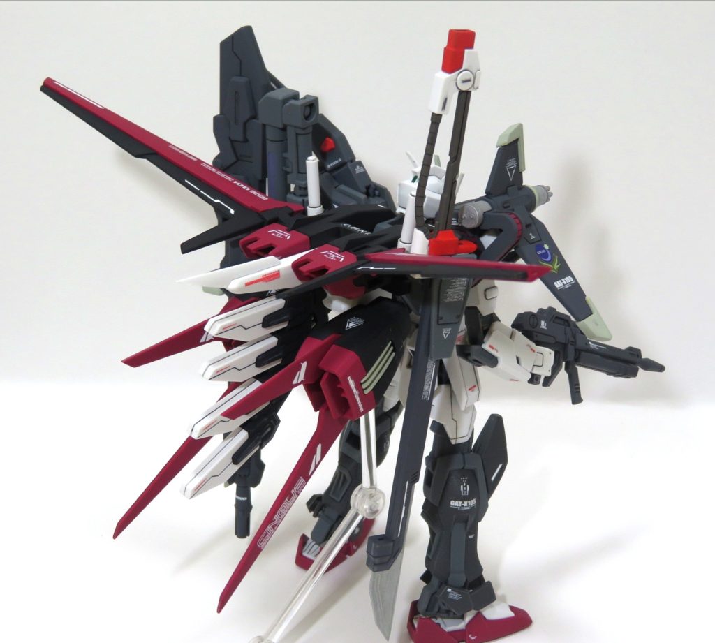 頭部アンテナやエールストライカーの翼など、各所をシャープ化しています。