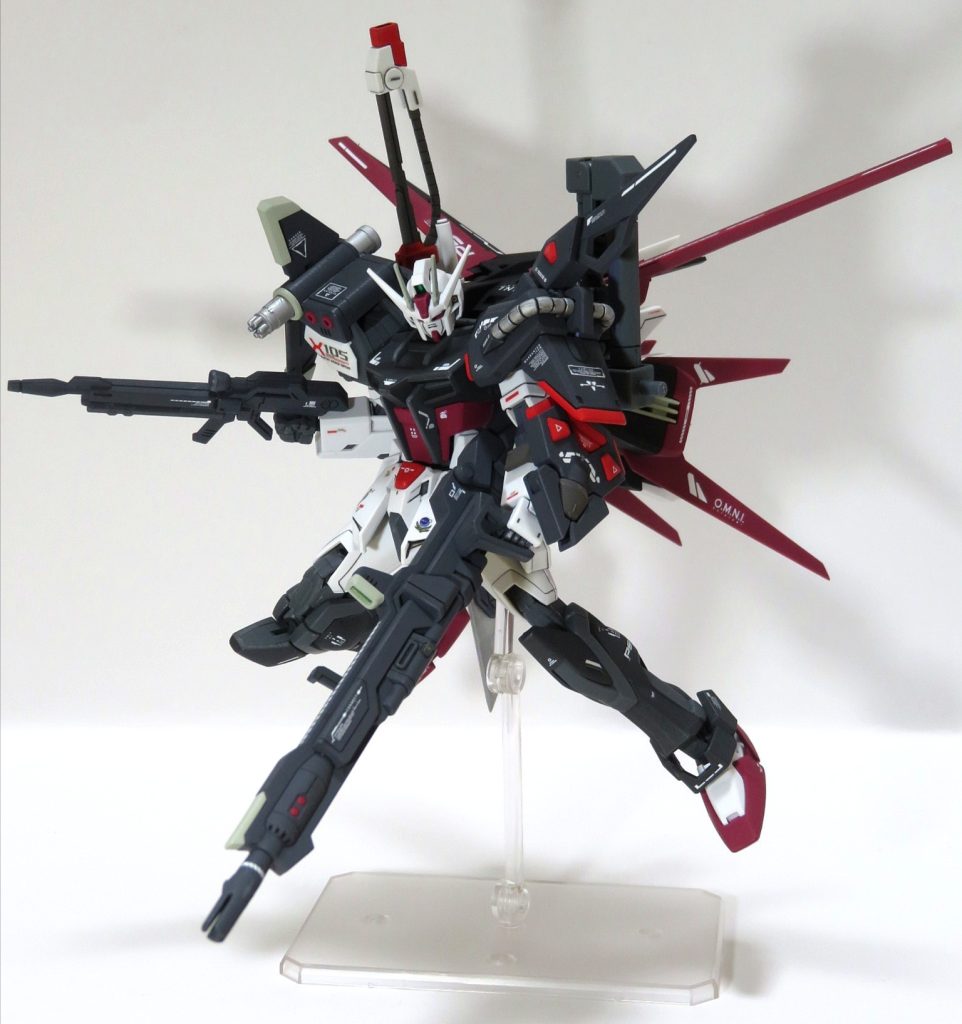 稼働範囲が若干狭い上に塗装しているので、あまり派手なポージングはできませんね(;´д`)また、左手のロケットアンカー・パンツァーアイゼンはクローのヒンジ?のパーツが割れてしまったので、開閉するとポロリするようになってしまい、ただの飾りになりました…。