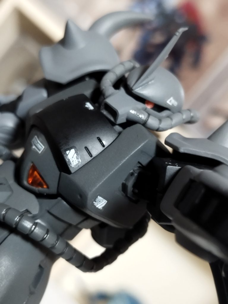 悪い顔に改造（笑）ヘルメット真っ二つにして角度付けて固定。ヤスリがけとUVレジンで整えました。