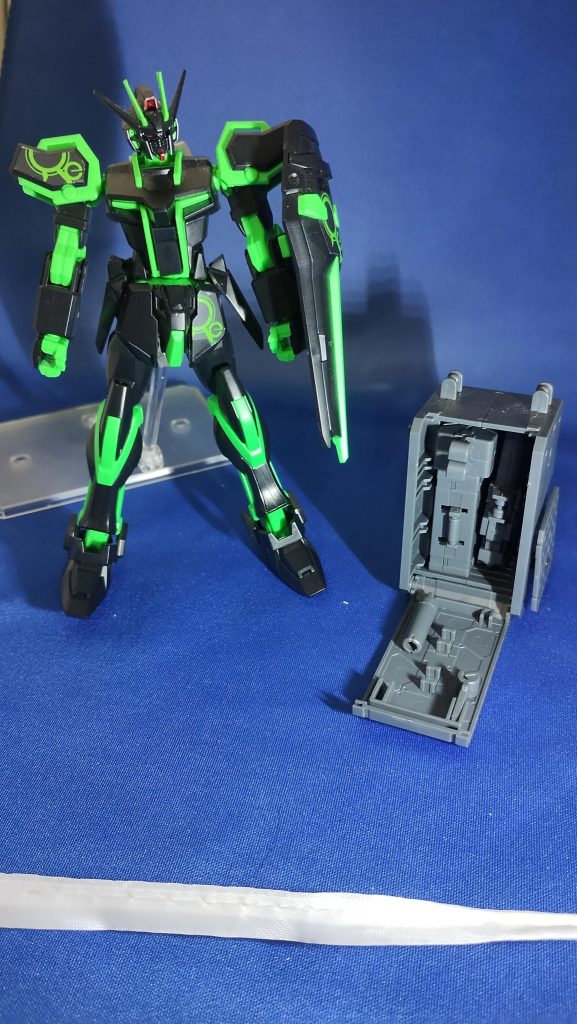 ランドセルの中身はこんな感じでいろいろ入りそう。組み立ててる風をやりたかったけどEGの関節じゃ無理がある。