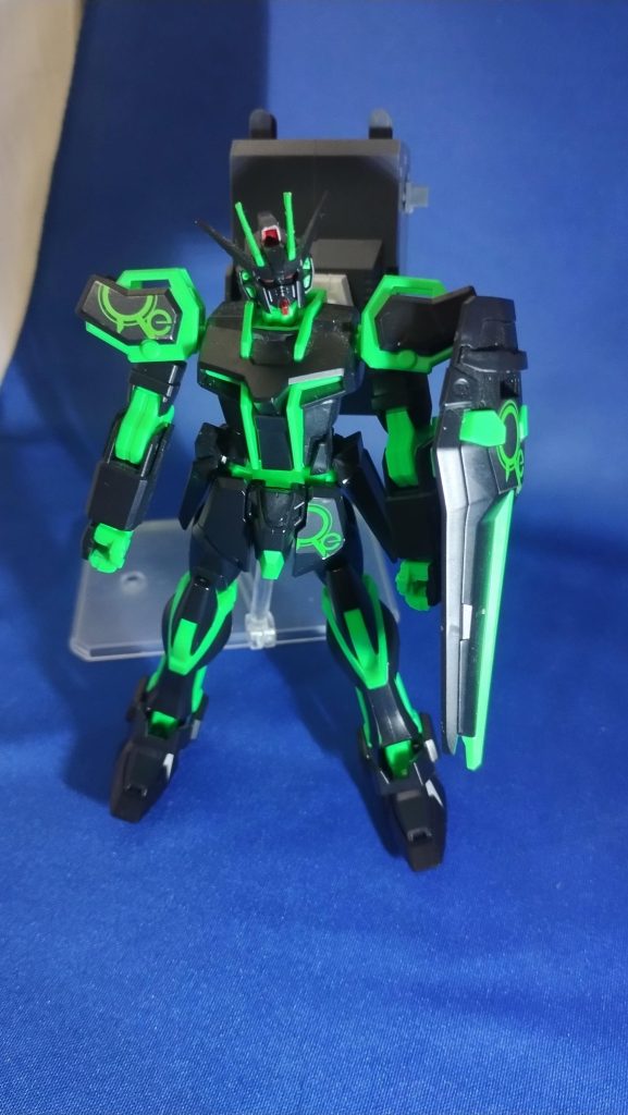 メインカメラとデュアルアイセンサーを赤くしたので何となく悪役っぽい。