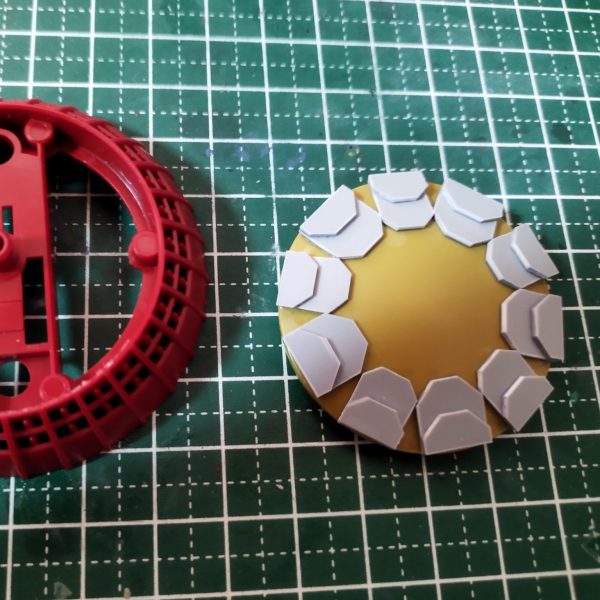 エグザべ君のギャンを参考にリバイブ版ギャン改造中。盾のミサイル射出部にカバーつけてみた