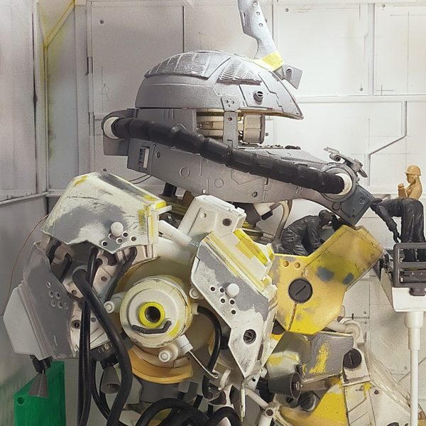 右胸で未着手だった背部装甲を作成併せて内部フレーム？にモールドを追加整備員を置いてバランスを見るついでにゴチャついた配線を這わせてみるだいぶイメージに近づいてきたので、後はジオラマ壁面を埋めるのと、壁と機体を繋ぐパーツを作成したら（ 疲れたので）モックは完成としたい 現時点でジオラマの情報量がたいぶ薄いので、全体が形になったら足さないといけない（2枚目）