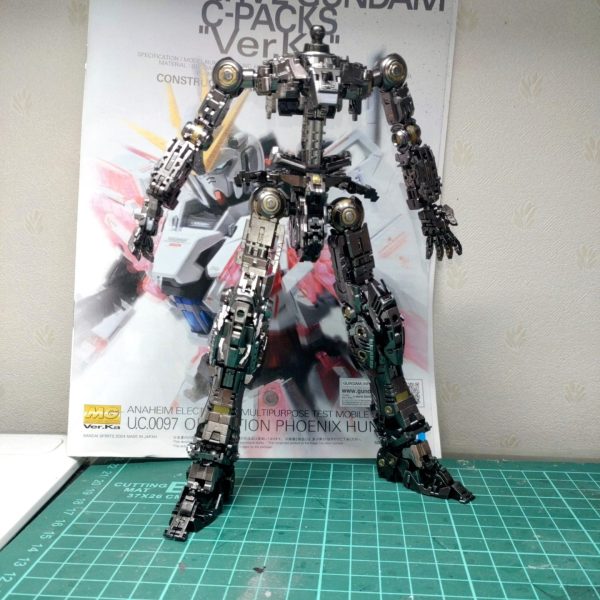 ナラティブガンダムのフレームを塗装してみました。細かいところを全て塗り分けするのが難しかったけど、とても楽しかったです。やっぱりフレーム塗装は楽しいですね♪。（1枚目）