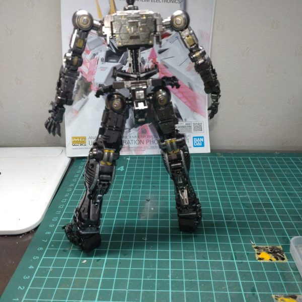 ナラティブガンダムのフレームを塗装してみました。細かいところを全て塗り分けするのが難しかったけど、とても楽しかったです。やっぱりフレーム塗装は楽しいですね♪。（3枚目）