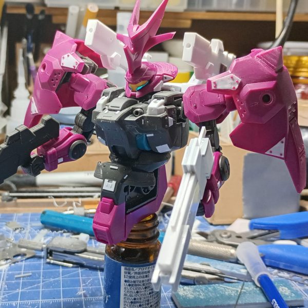 はじめは普通にデカール貼って完成させようとしたのに、アレコレ考え始めてたら完成させやすい装備やディテール追加とか諸々ダラダラやってますねえ。（1枚目）