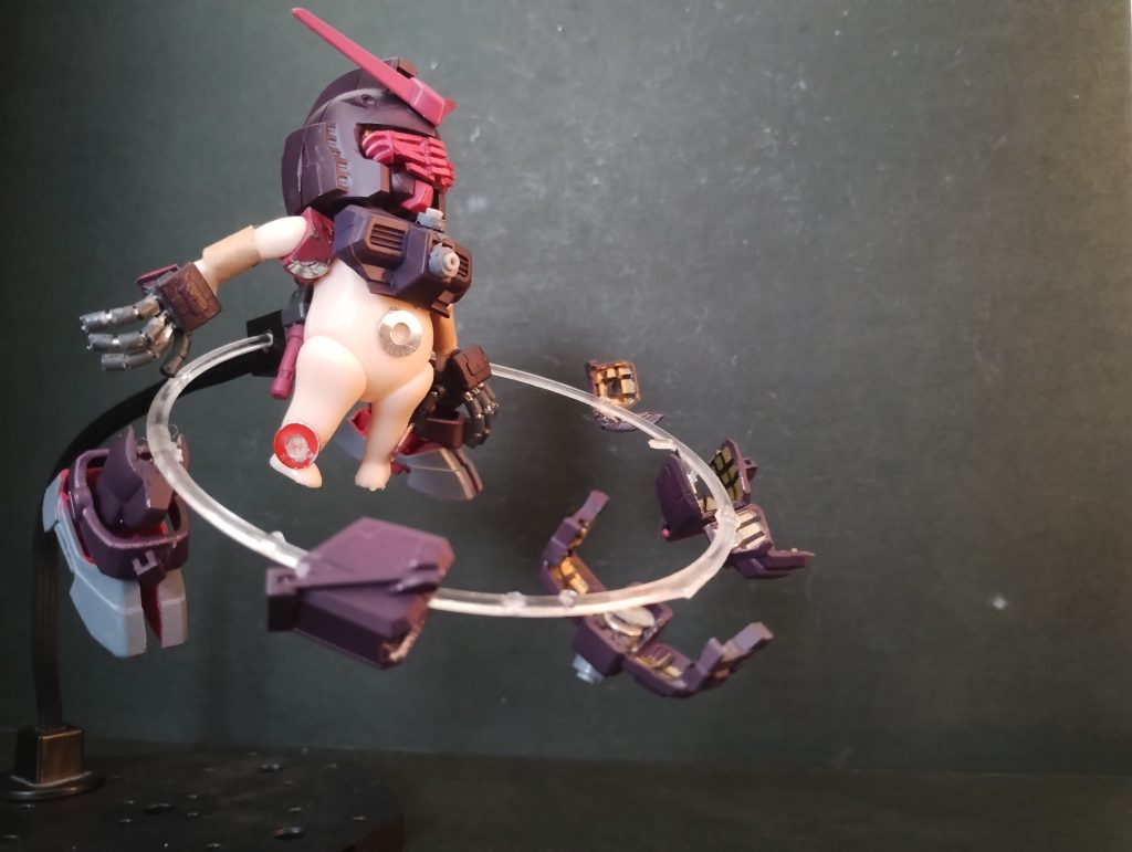 外した装甲が本体のまわりを漂っている。