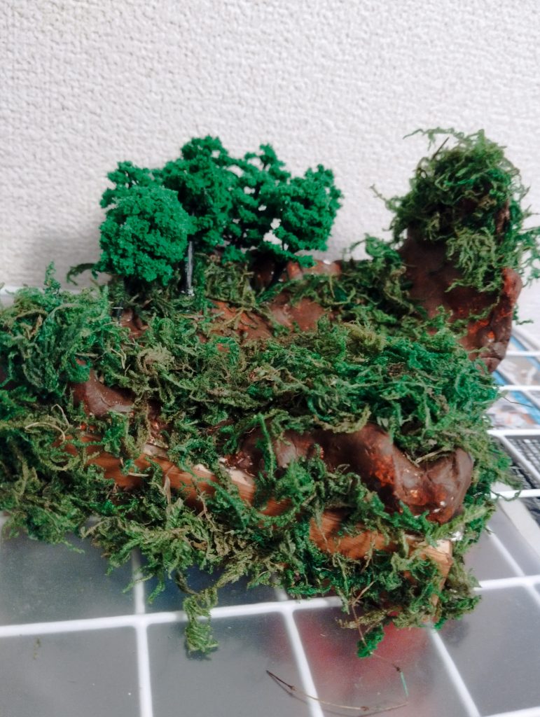 土台　　森をイメージして作りました材料は、100円ショップの紙粘土を塗装100円ショップのミニチュアの木を仕様しました