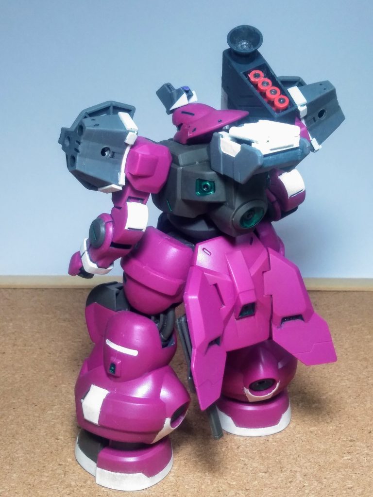 目標は『バーチャロイド』ですから、背中には例のアレっぽいモノを背負っております 😅両肩にはコノ機体のアイデンティティである『レーザー兵器』に見て欲しい兵装を 😖