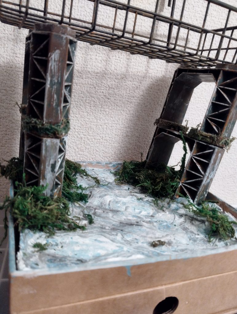 土台　　薄汚れた水をイメージして作りました材料は、100円ショップの紙粘土を塗装