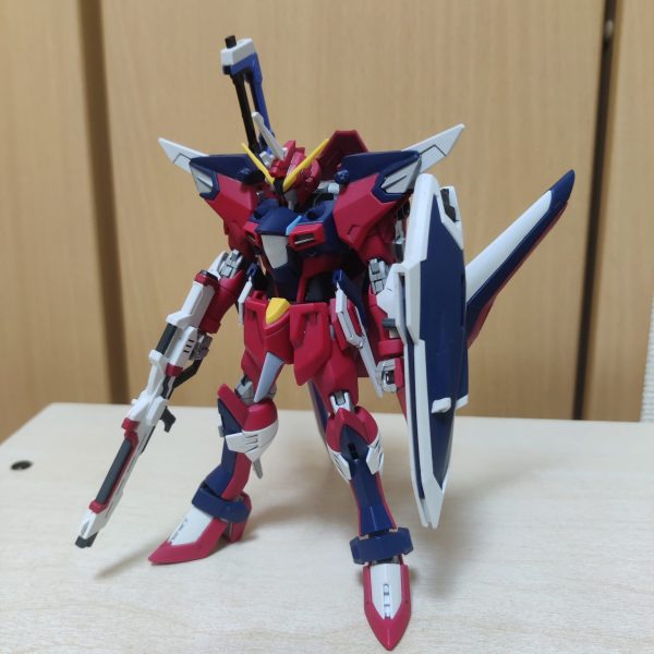 ファウンデーションとの戦いが終わり、次なる平和維持活動への協力としてZ.A.F.T.はコンパス経由でイモータルジャスティスの設計データを入手。シン・アスカの搭乗を前提に改修を施した機体である。いまのところ考えた設計はこんな感じです！劇中で扱いがあまり良いとは言えなかったイモジャ…だからこそ改修！こいつが完成したらオーブが改修した場合のイモジャも出す予定です！（1枚目）