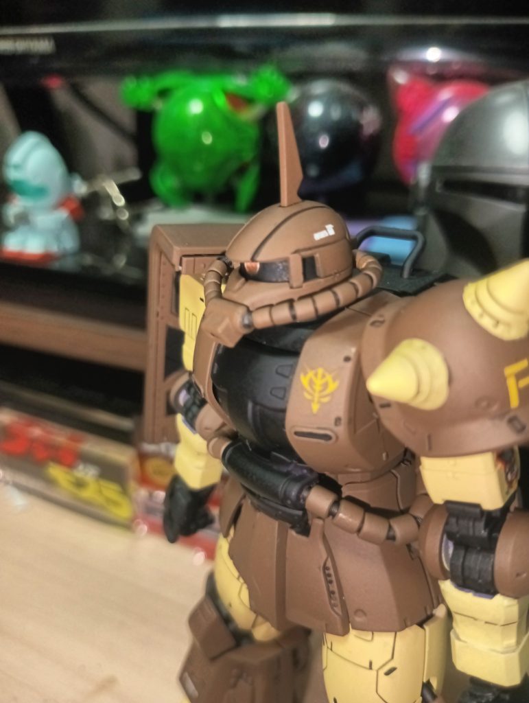 特徴的な頭頂部から生えたブレードアンテナそこら辺に余ってたブレードアンテナを少し短めに成形して頭頂部に穴空けて接着