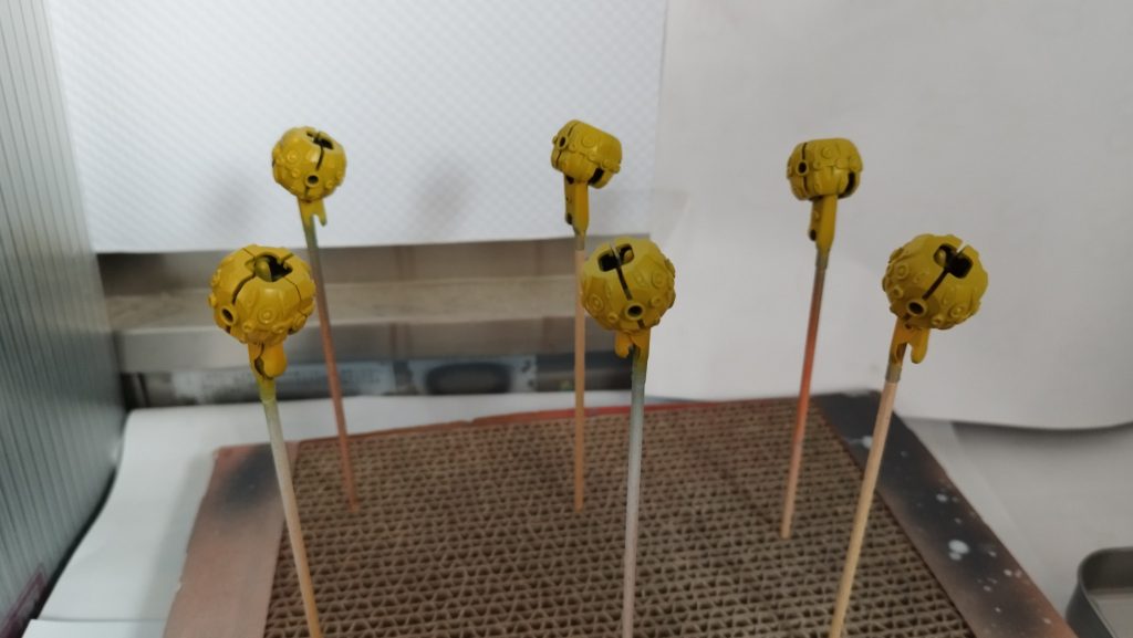 ビットのイエローを部分塗装しようかと説明書をとにらめっこしてたら、G5と6を組んで塗ったほうが早いんじゃね？ということで、サフってからしゅーっとな