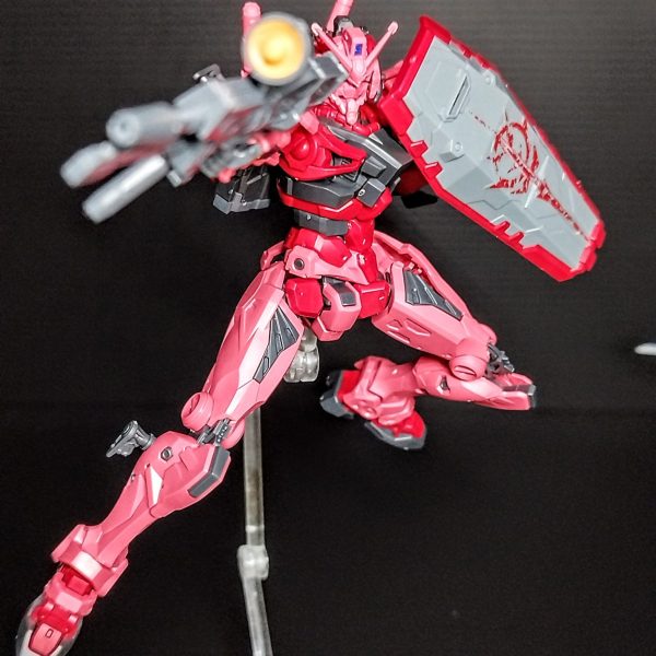 安全フラッグビンビンな赤いガンダム