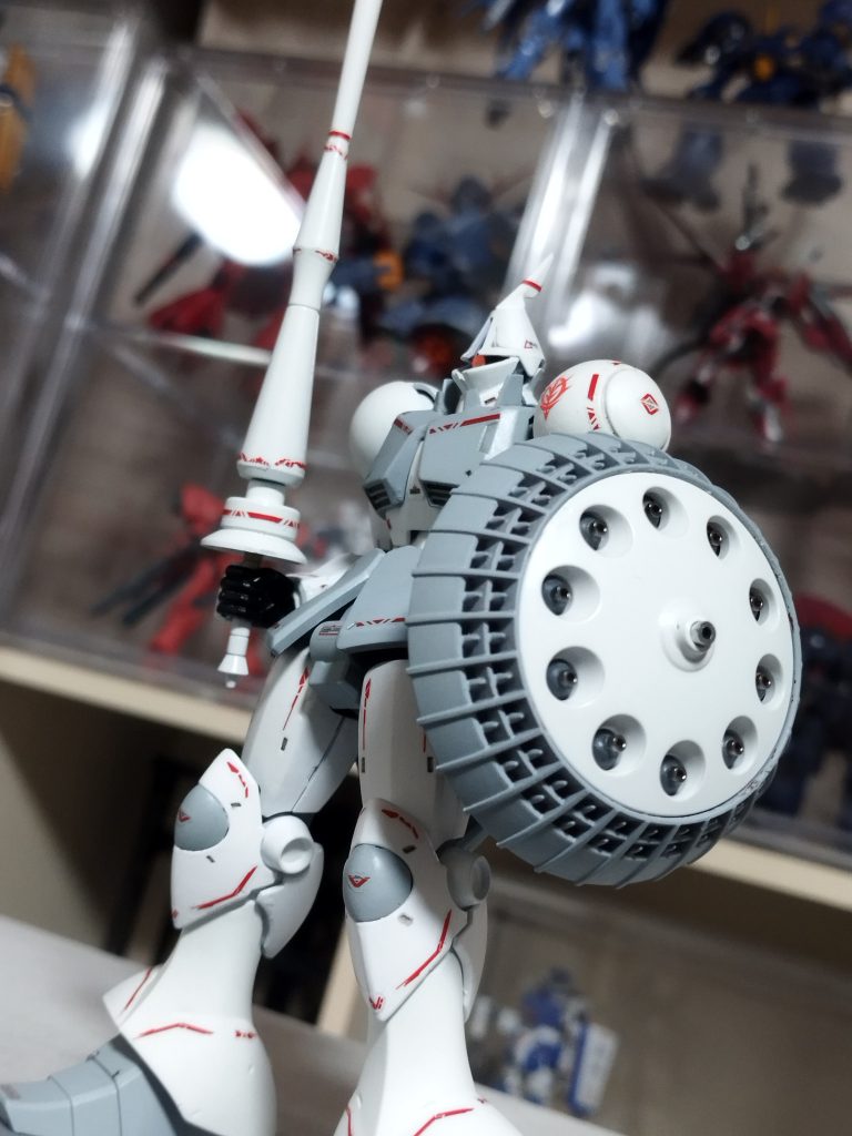 色はキャラクターホワイトと明灰白色基調です。ホワイトの塗装難しすぎる…！エアブラシも筆塗りもムラが出てきて駄目だったんですが、スプレー塗装に切り替えたら意外にうまくいきました。個人的にはホワイトの塗装は缶スプレーが合っているようです。これは良い気づきになりました！ありがとうエグザべ君！