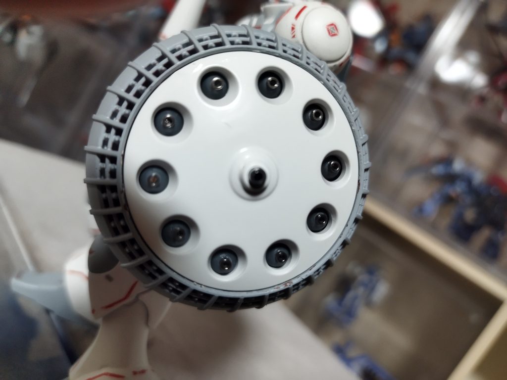 シールドは拡散メガ粒子砲対応にしました。2ミリのステンレスビーズをミサイル部に埋め込んでメガ粒子砲ぽくしてます。