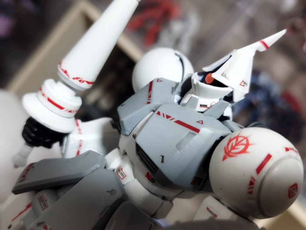 顔はオプションパーツセット　ガンプラ０６ヴァリアブルポッドから。バラして角度を調整して組み直しました。エグザべ機っぽくなるように角度を慎重につけました。