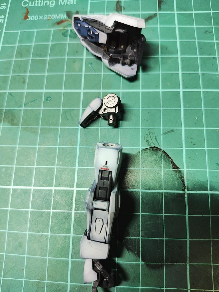 腕はMGEX肩アーマーと上部肩関節を使用し、肩関節の差し込み箇所の長さを多少カットし、2.0フリーダムの腕アームのところの差し込み穴を多少拡張することですんなり入ってくれます。