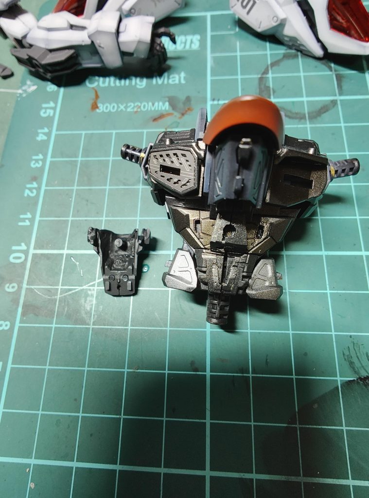 胴体はMGEX側の腹部の一部を切除し、2.0フリーダムの腹部の一部をカット・幅調整してプラ棒を用いて差し込めるようにしました。