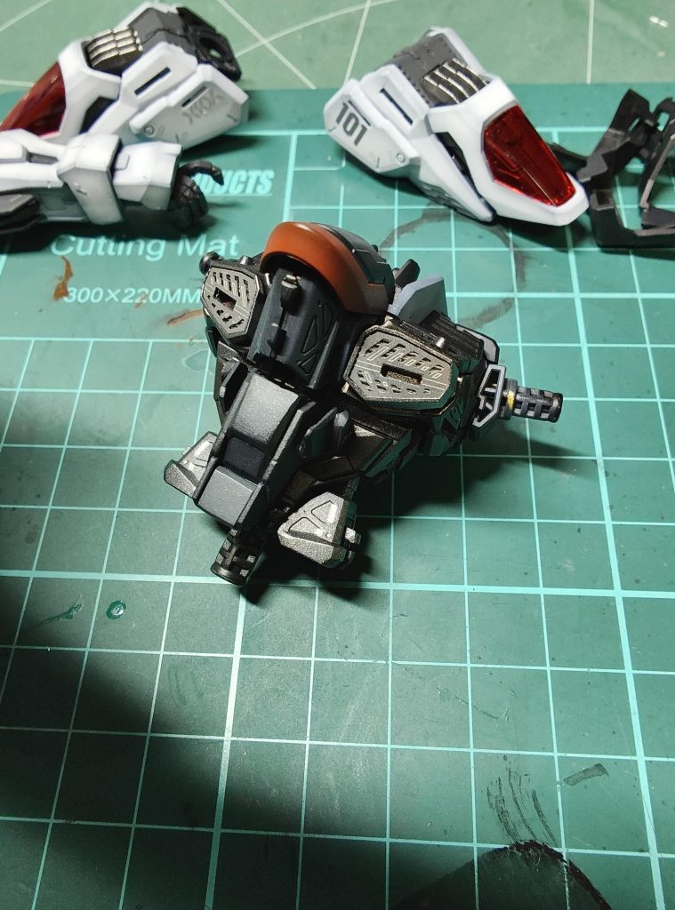 フリーダム化に関して大きな加工箇所は胴体腹部のみで肩アーマーも加工・接着してますが、そのままMGEXの物を流用しても大丈夫かと思います。