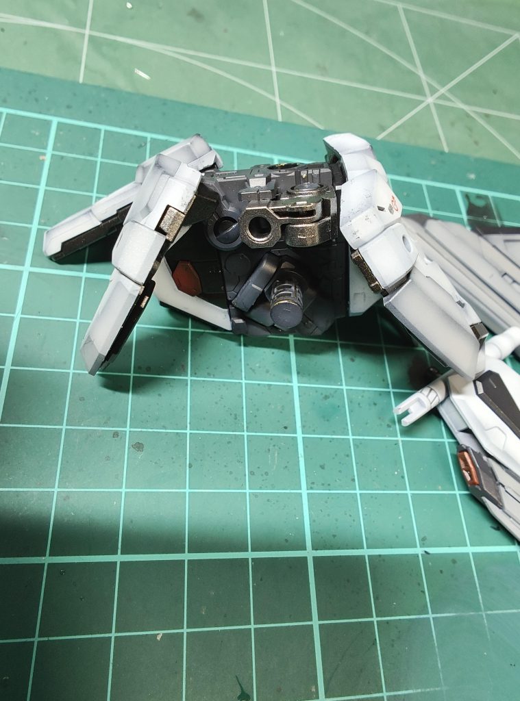 腰パーツはMGEX側のビームライフルを格納できるジョイント穴を使用し、2.0フリーダムのレールガンを差し込みました。その際、腰パーツに干渉するところはカットしてます。