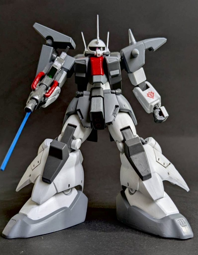 本当はもっとデカール貼りたかったですが、ザクⅢ自体が大きめなのでサイズの合う大きめのデカール持ってなかったので少ししか貼れませんでした…。