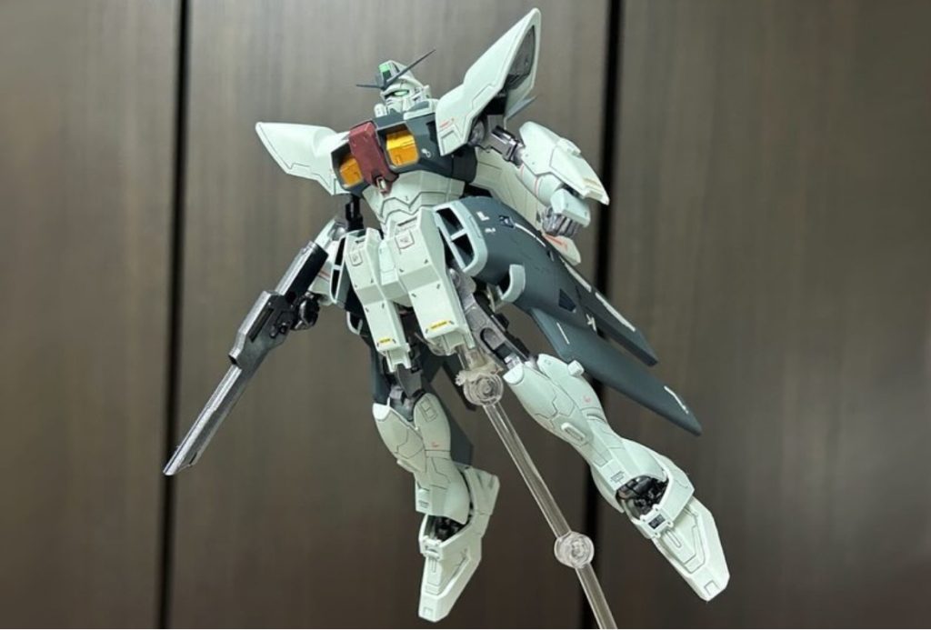 今回はほとんどキットそのままで、アンテナのシャープ化と左手をビルドハンズに置き換え、全塗装して水転写デカールとつや消しコートしてます。