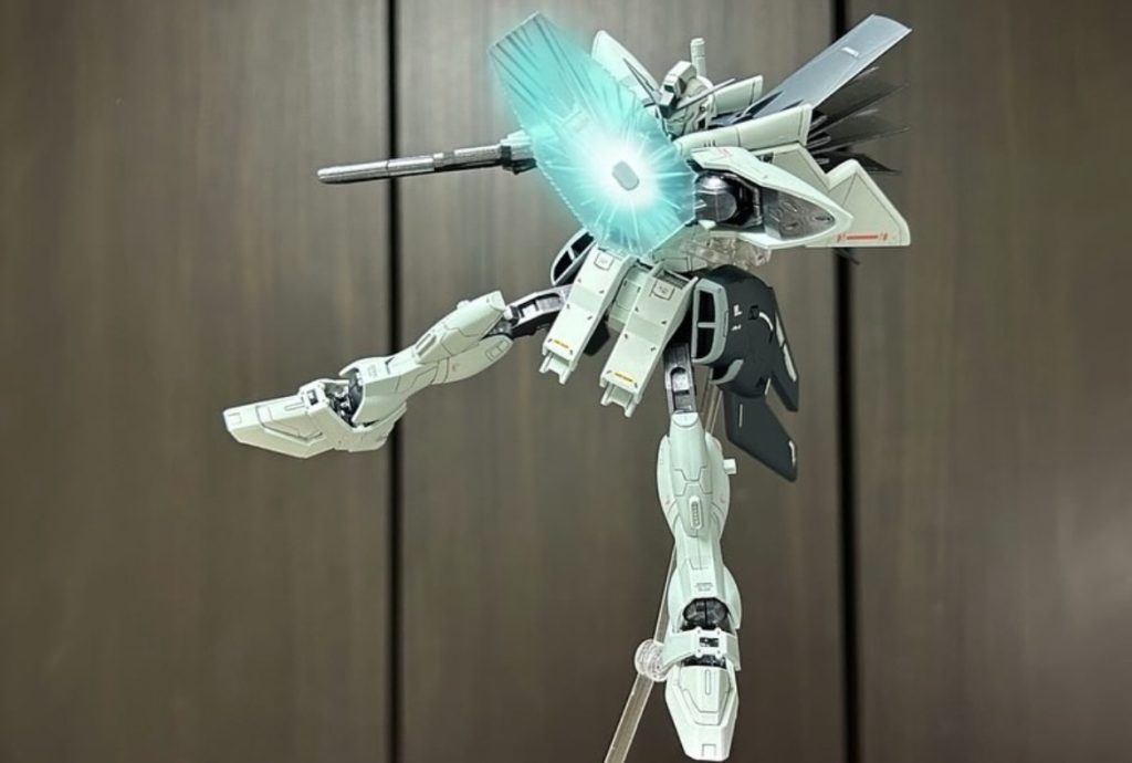 よくF91と形状が似てると話になりますが、たしかにビームシールドやバックパックの形状が似てますね。